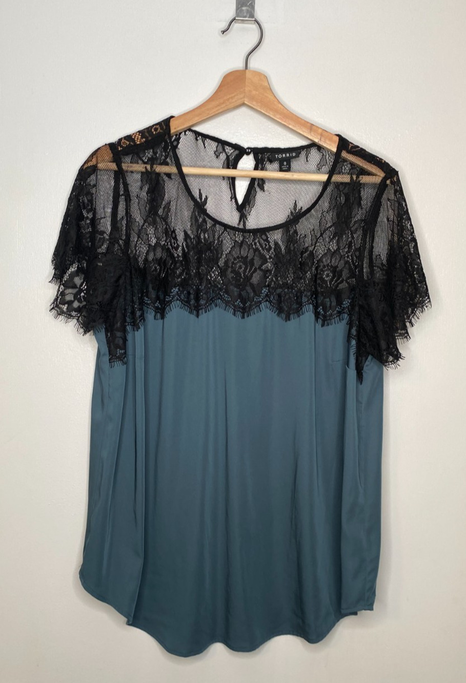 Torrid Women's Size 0 Blue Gray Blouse Black Lace Overlay Flutter Sleeve Top